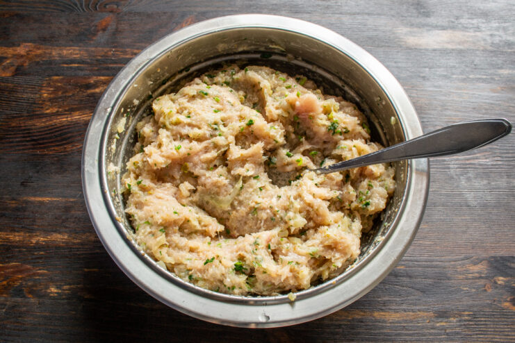 Masa de carne lista Masa de pollo lista con hierbas en un tazón profundo