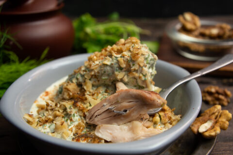 Pollo con crema y nueces