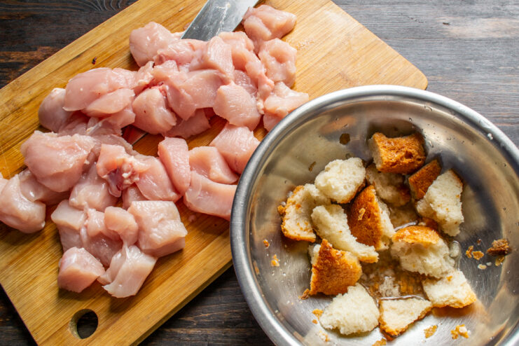 Remojo del pan para las tortitas Filete de pollo y pan blanco remojado en un tazón