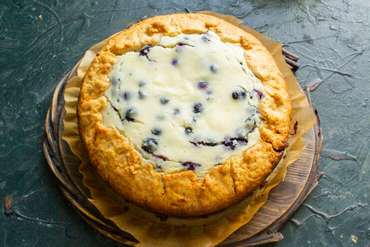 Desmolde de la tarta Tarta sobre una tabla de madera sin el anillo del molde