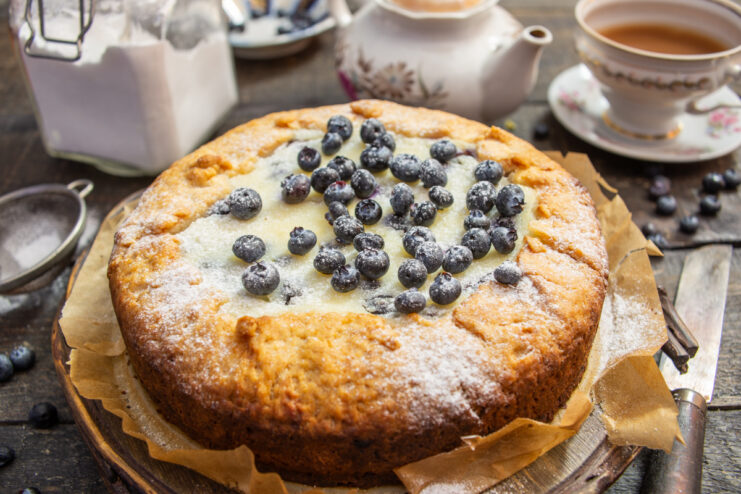 Tarta de ricotta y arándanos sobre la mesa