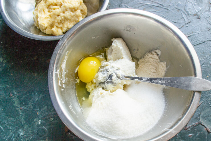 Preparación de la crema de ricotta Ricotta, azúcar y un huevo en un recipiente