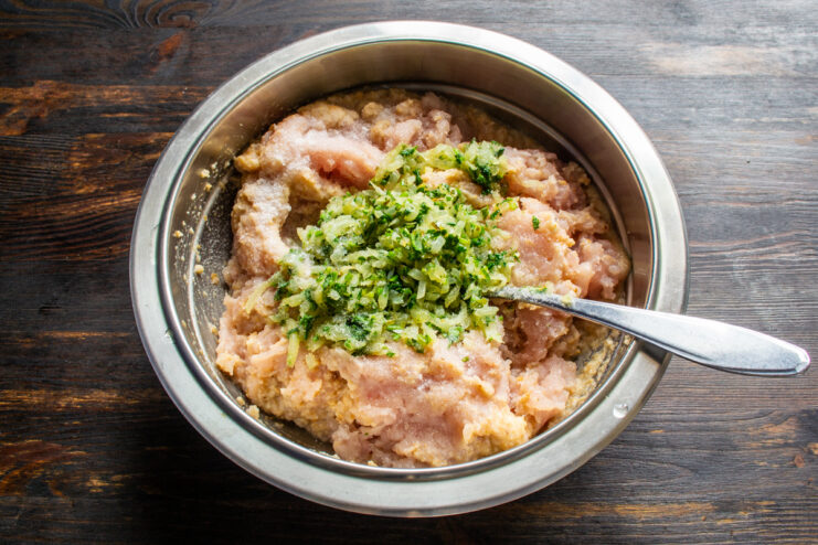 Condimentación de la carne Mezcla de carne molida de pollo con cebolla sofrita y hierbas