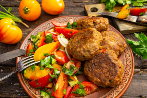 Albóndigas de carne de res con pan, cebolla y pimiento dulce