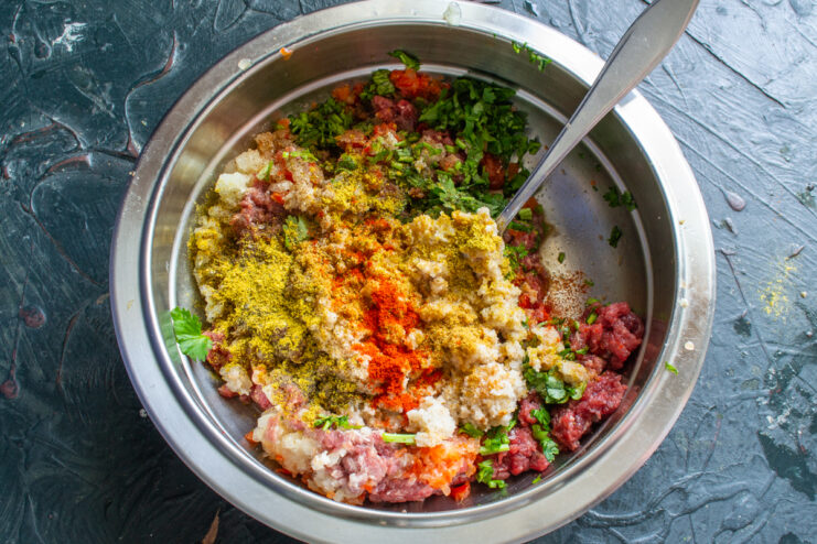 Especias para la res Especias páprika y curry espolvoreadas sobre la carne molida