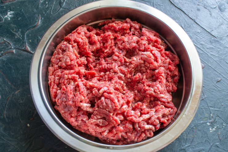 Carne molida casera Carne de res recién molida en un recipiente