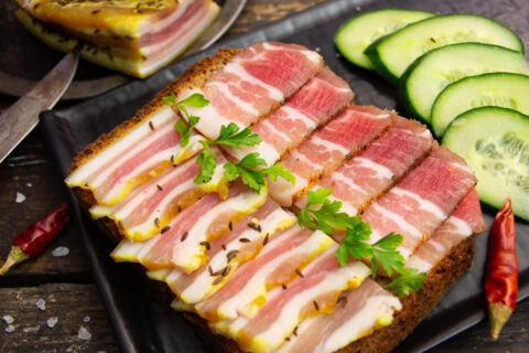 Panceta de cerdo curada con cúrcuma y pimentón