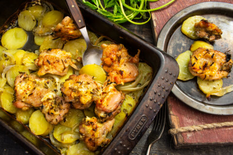 Pollo horneado con papas y hierbas