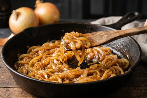 Cómo caramelizar cebollas: guía para evitar quemarlas o hervirlas y obtener oro culinario