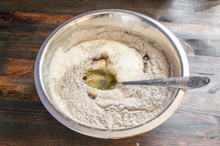 Vertiendo aceite en la masa de pan de centeno