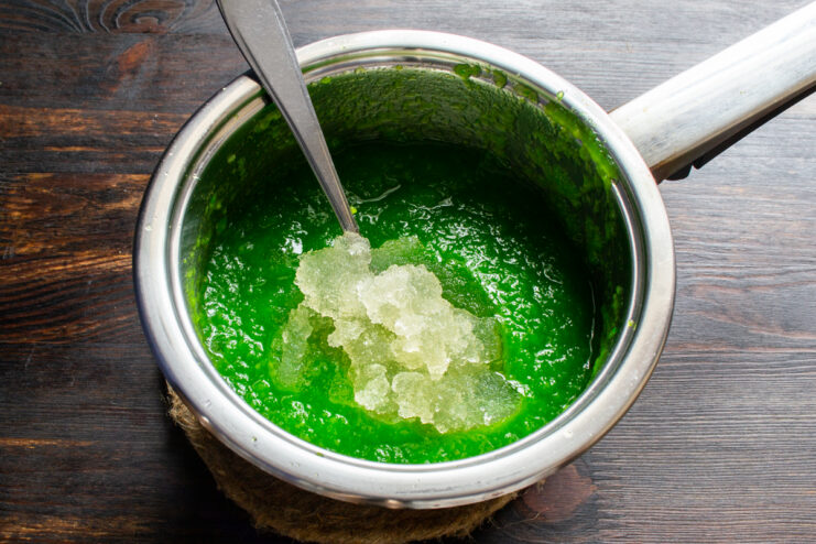 Incorporación de la gelatina Añadiendo gelatina hidratada al puré verde caliente en la cacerola.