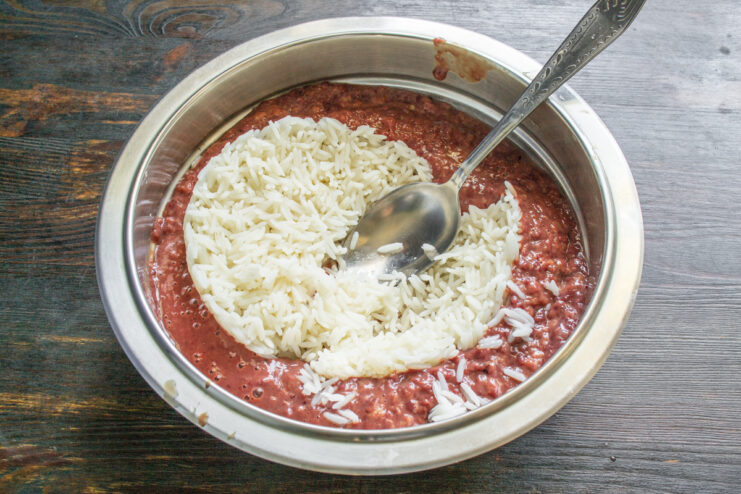 Incorporación de arroz blanco previamente cocido en el tazón con la mezcla de hígado molido.