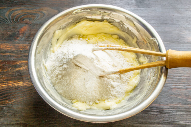Mezcla de ingredientes secos Incorporando harina de arroz y fécula de papa a la masa base