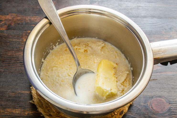 Agregando crema a la olla con la mezcla de coco