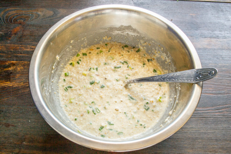 Masa de avena lista Masa de avena para panqueques reposando en un tazón de metal
