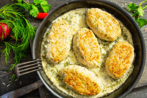 Rollos de repollo perezosos en salsa de crema