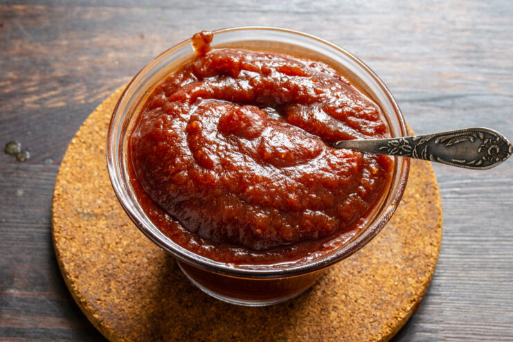 Salsa de dátiles para postres Salsa espesa de dátiles servida en un tazón de vidrio transparente
