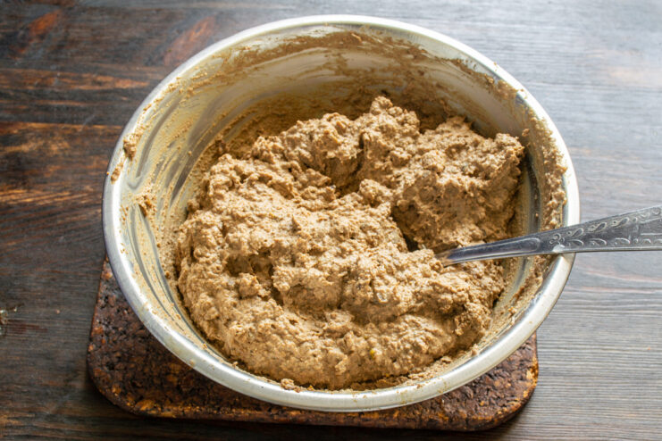 Paté de hígado con textura suave y homogénea en un recipiente