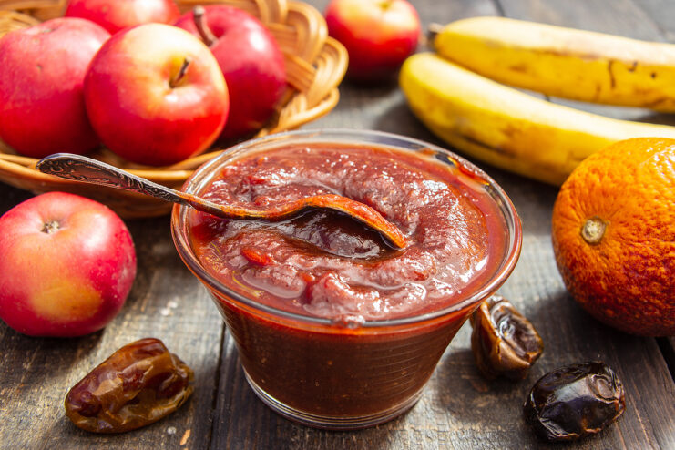 Aderezo dulce listo en una copa de cristal con frutas frescas