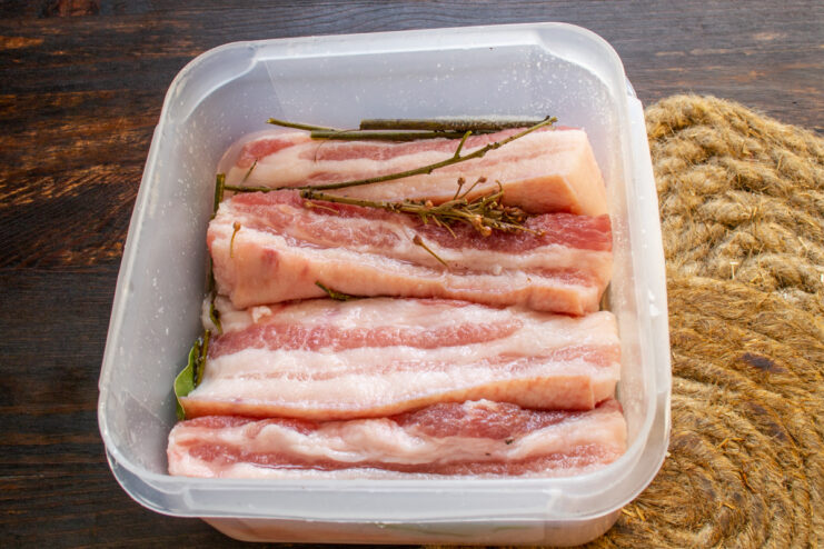 Formación de la salmuera natural Panceta reposando en la salmuera natural generada por sus jugos