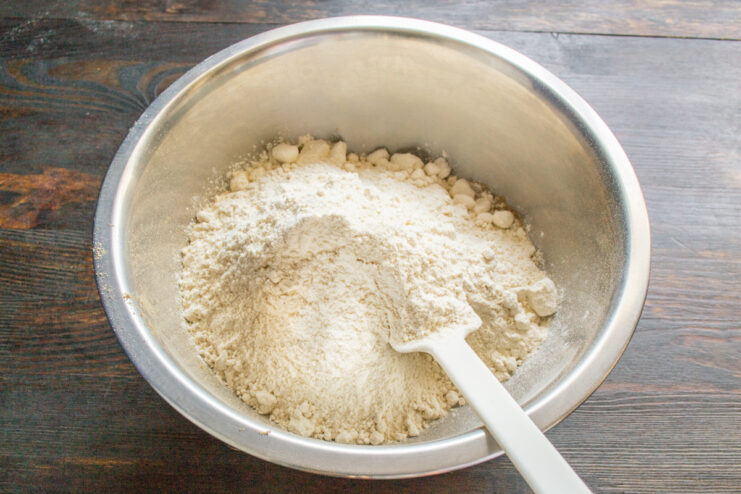 Harina de fuerza media Harina de trigo de panadería en un tazón con otros ingredientes