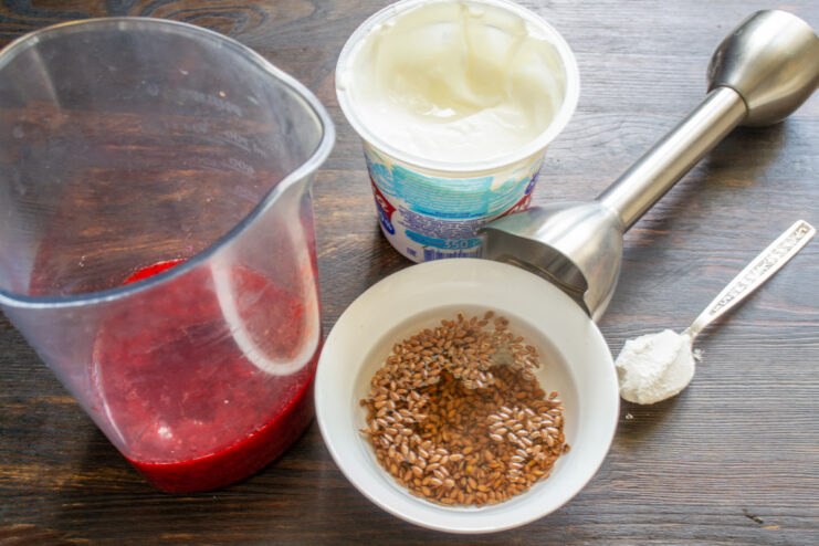 Preparación de los ingredientes para la crema Ingredientes para la crema de fresa: fresas, crema espesa y semillas de linaza