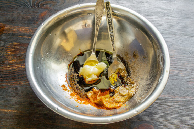 Ingredientes para el aderezo, como mostaza y miel, dentro de un tazón.