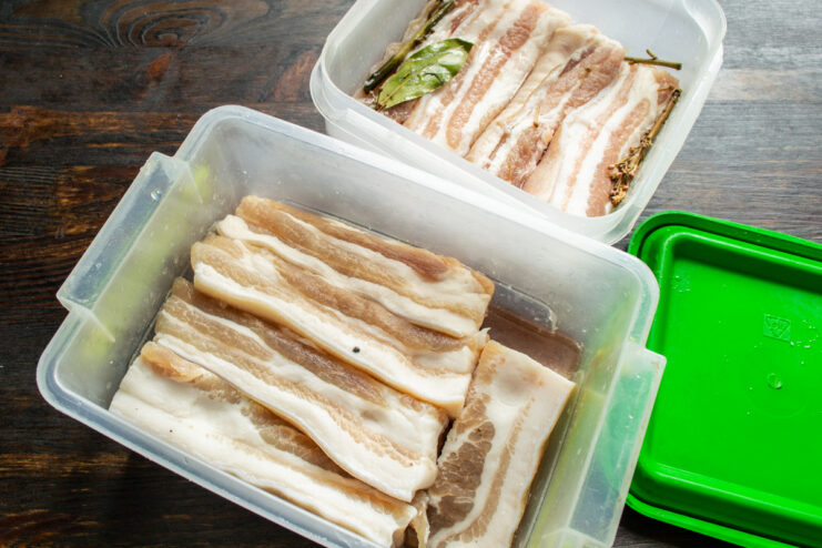 Reposo prolongado en frío Recipientes con panceta listos para ser guardados en el refrigerador
