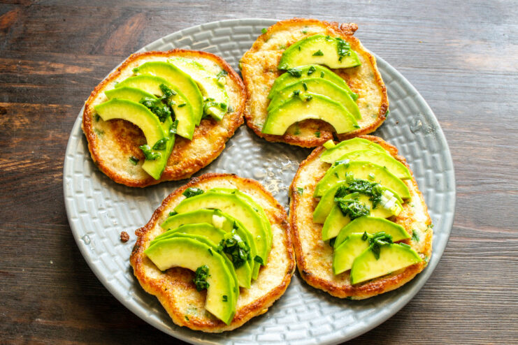 Cubierta de aguacate Rodajas finas de aguacate colocadas sobre los panqueques cocidos