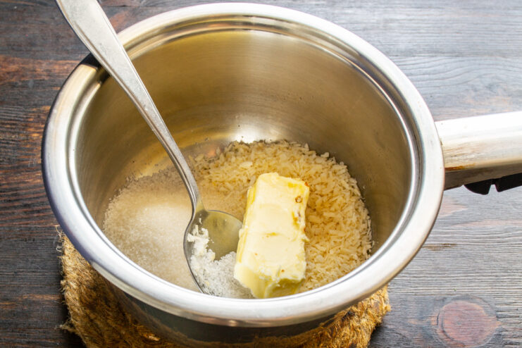 Mantequilla, azúcar y coco rallado en una olla pequeña