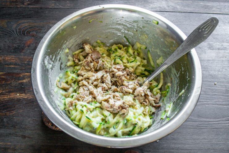 Trozos de pollo cocido añadidos a la masa de zucchini