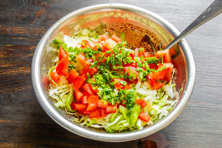 Cilantro o perejil finamente picado espolvoreado sobre las verduras.