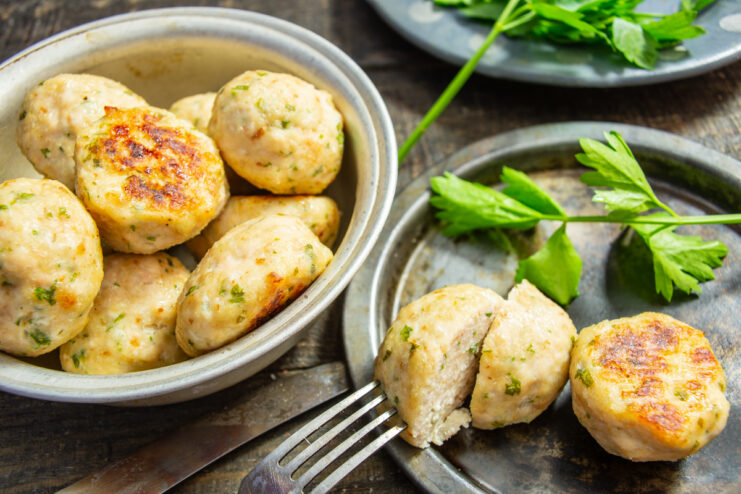 Albóndigas de pechuga de pollo al horno con eneldo y cebolla