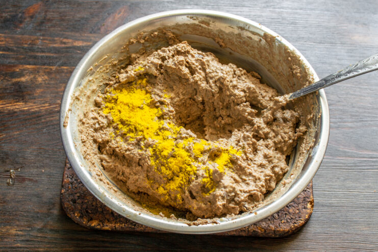 Espolvoreando cúrcuma sobre el paté de hígado