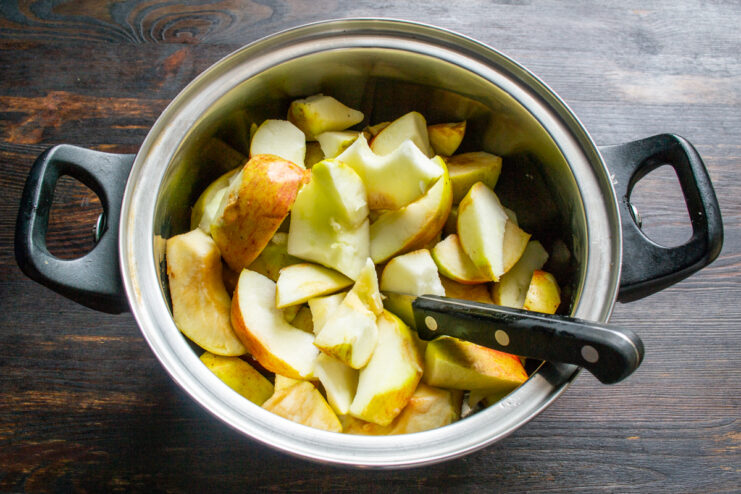 Preparación de las manzanas Trozos de manzana picada con cáscara dentro de una olla de cocción.