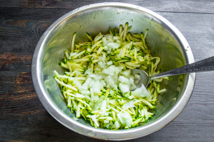 Cebolla picada agregada al tazón con el zucchini