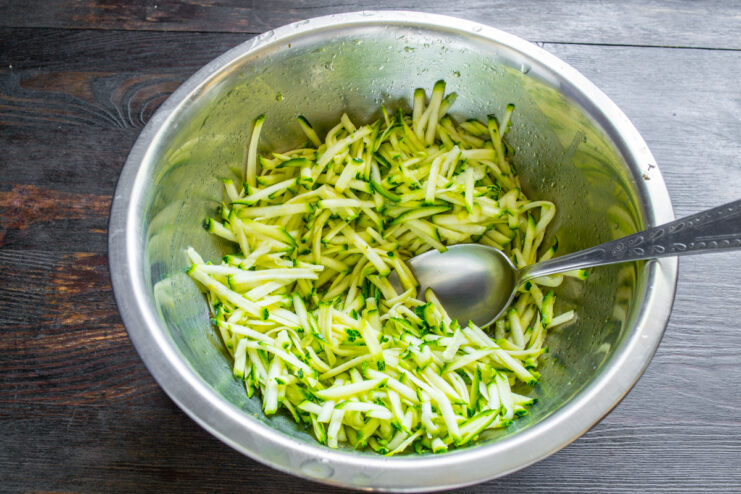 Zucchini rallado dentro de un tazón metálico