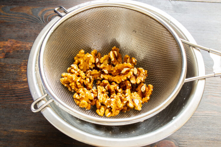 Nueces peladas y lavadas en un colador