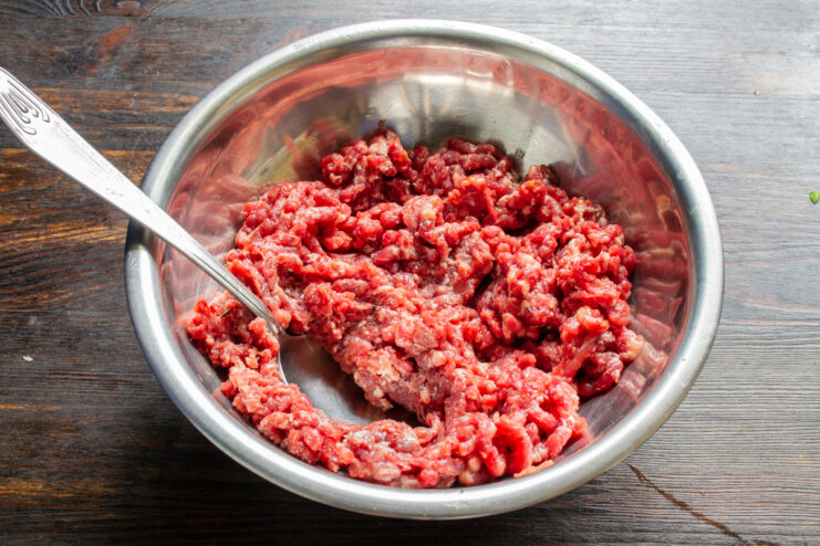 Carne molida de res refrigerada en un tazón