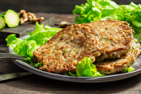 Tortitas de zucchini con nueces y pollo