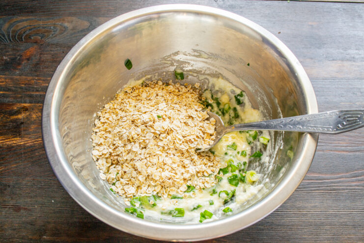 Incorporación de la avena Agregando hojuelas de avena enteras a la masa de queso fresco