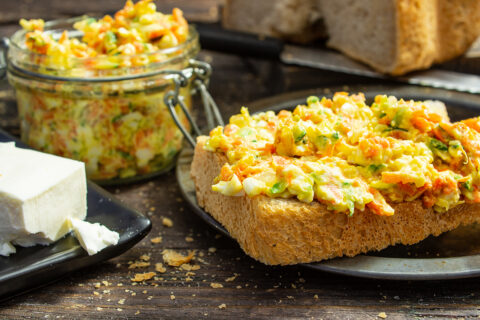 Paté de zucchini con queso bryndza