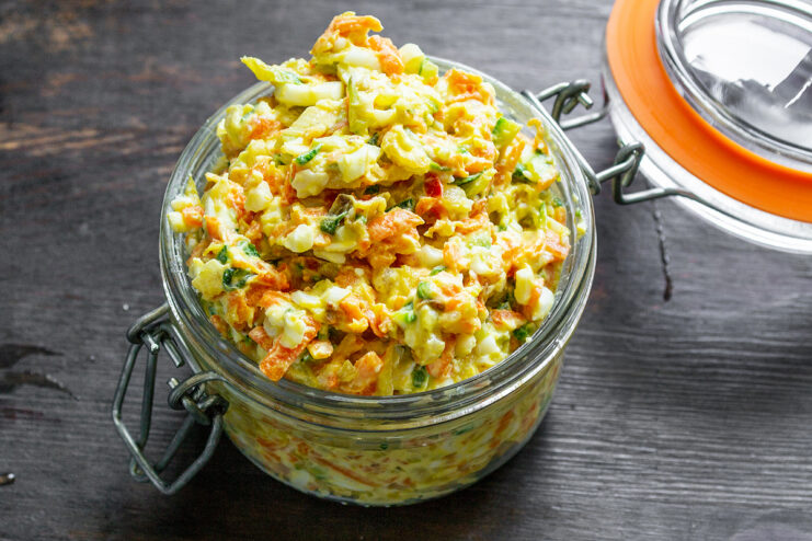 Conservación del paté en un frasco Paté de zucchini con queso bryndza guardado en un frasco de vidrio transparente