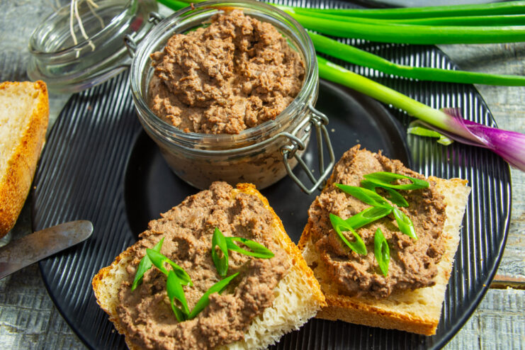 Paté de hígado de pollo servido sobre pan fresco para el desayuno