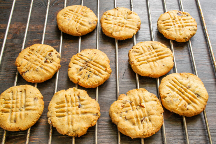 Enfriado de las galletas Galletas horneadas reposando sobre una rejilla metálica para enfriarse