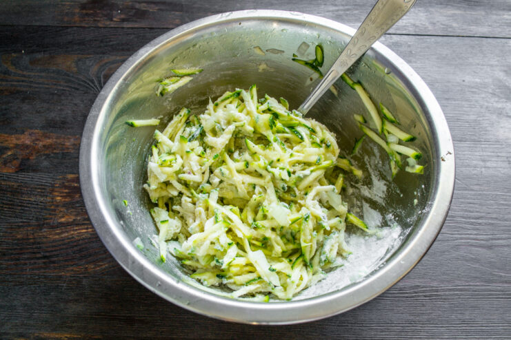 Masa de tortitas de zucchini bien mezclada
