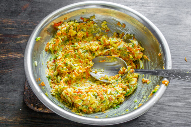 Mezcla final de los ingredientes Paté de zucchini y queso bryndza bien mezclado dentro de un tazón