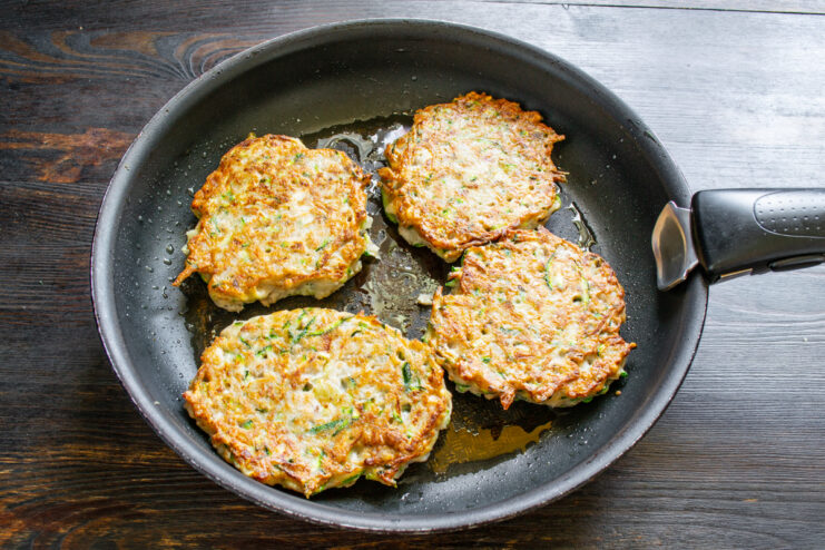 Tortitas doradas cocinándose en una sartén