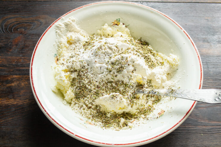 Condimentación con hierbas aromáticas Hierbas provenzales secas espolvoreadas sobre la masa