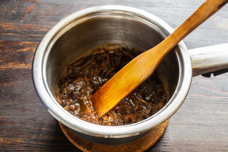 Cocción de los dátiles Dátiles cocidos y ablandados con textura de puré en una olla